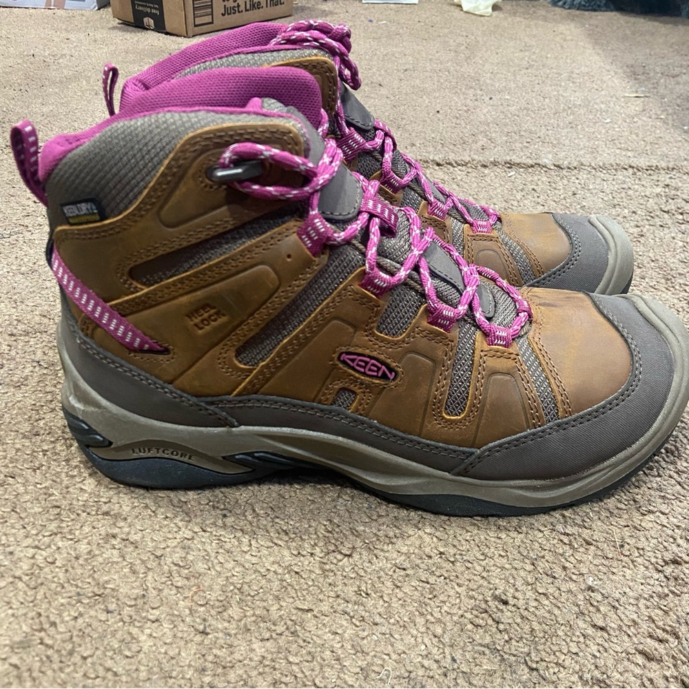 KEEN® Women's 8.5 Circadia™ MID Waterproof Hiking Boot in Syrup/Boysenberry